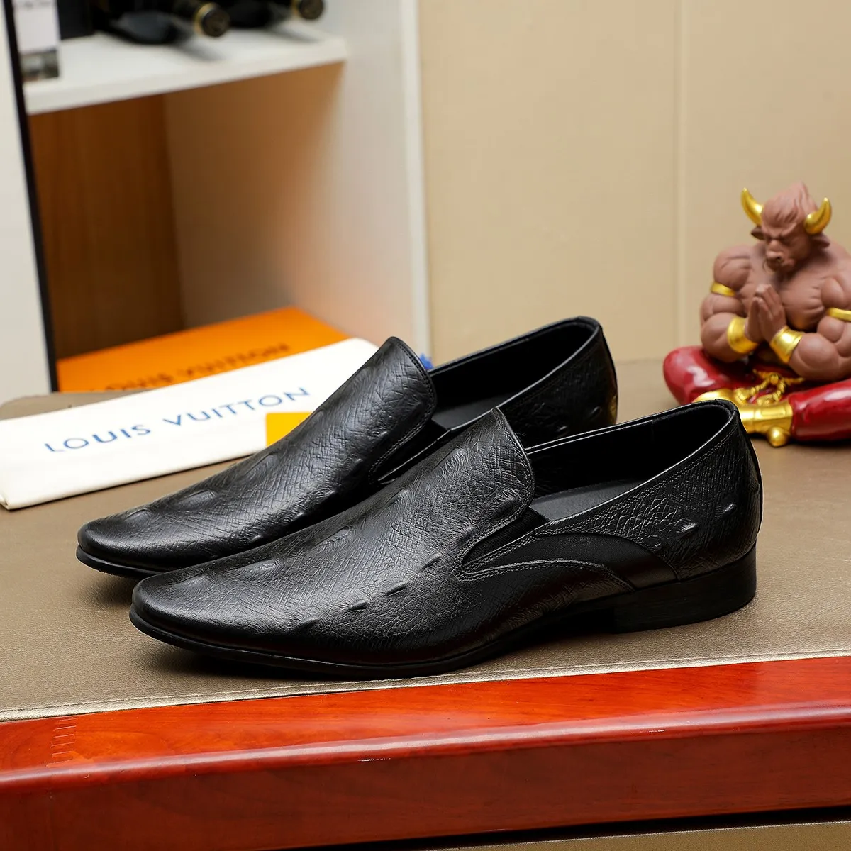 Men's shoes 💰540 💰 Louis Vuitton LV ® Autumn and Winter 🆕 models 🔛Full shoe counter First layer cowhide, 🐂leather lining casual shoes for men, super soft outsole, essential for driving. Counter synchronized original first layer cowhide completely 1:1 mold customization 🌹Top version, 2 colors optional! Number: 38-45 (37.46. Customized)